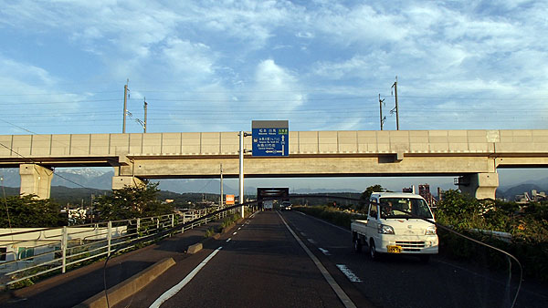 北陸新幹線の高架下を通過